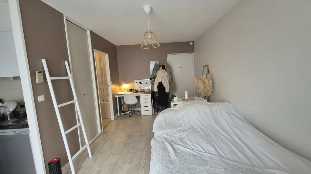 Bedrooms - Studio with Balcony near CHU, Lyon