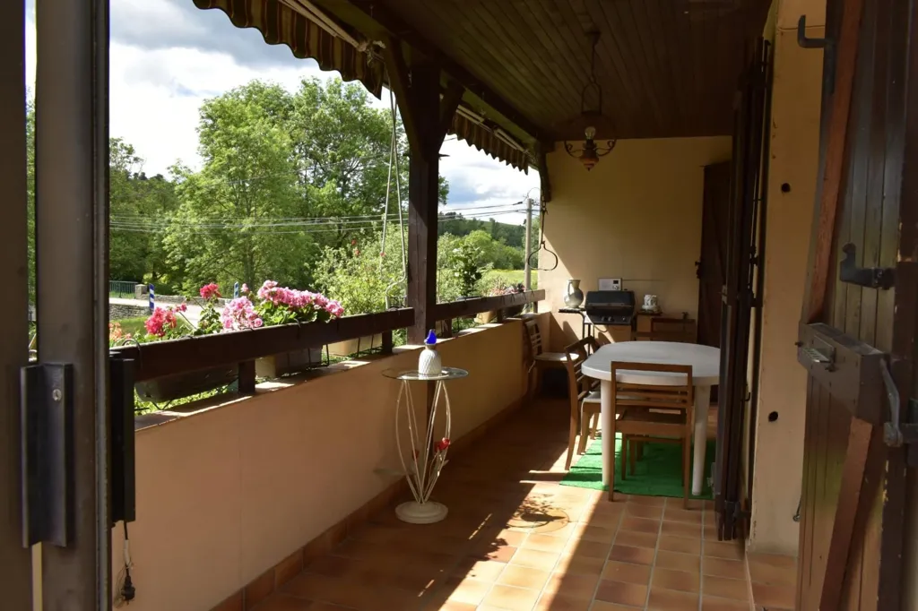 Terrasse - Maison avec Jardin dans un Village Calme à Sigy-le-Châtel