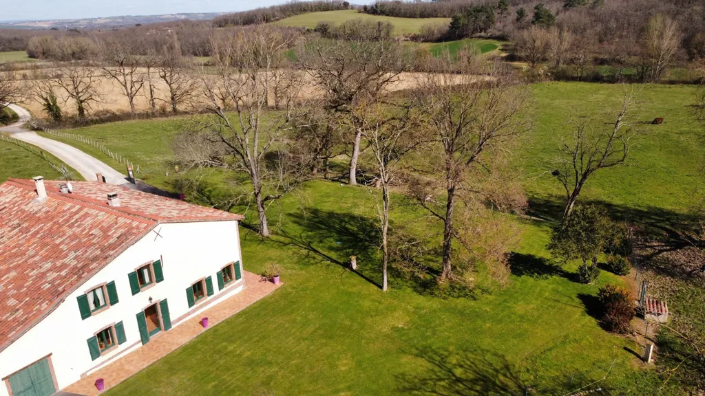 Õhuvaade - Rustic Farmhouse with Garden in Vacquiers