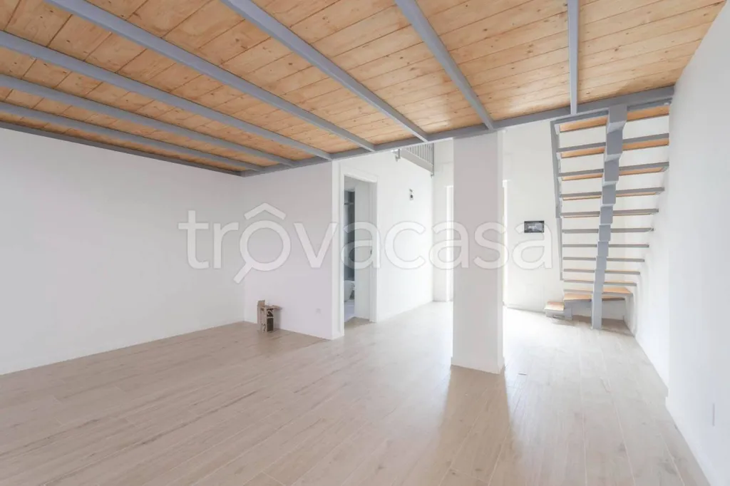 Pièces - Modern Loft with Dual Access in Turin