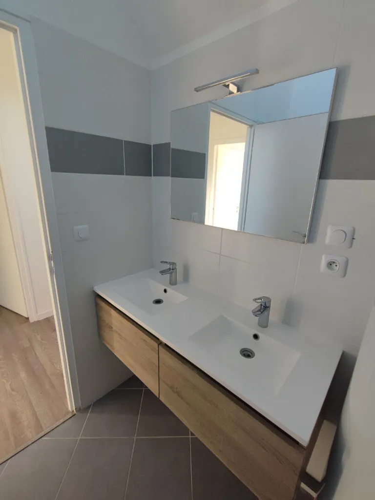 Salles de bain - Maison Rénovée avec Jardin à Combleux