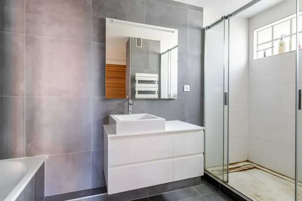 Vannitoad - Bright 3-Bed Flat with Balcony in Garches