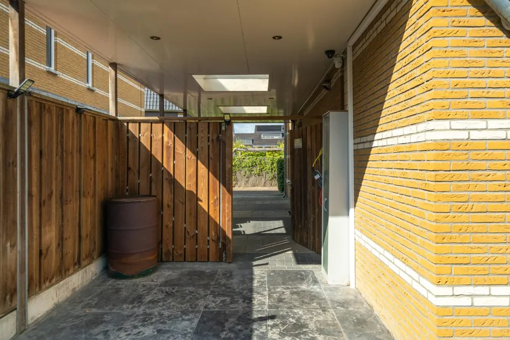Esik - Estate-Ready House with Garden in Enschede