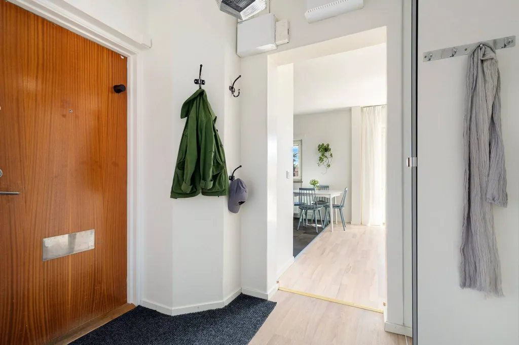 Esik - Modern Two-Bedroom Flat with Balcony in Stockholm
