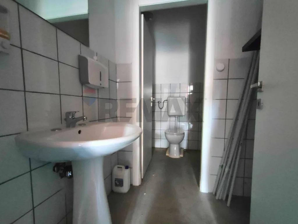 Salles de bain - Commercial Space with Vitrine in Piana del Sole, Rome
