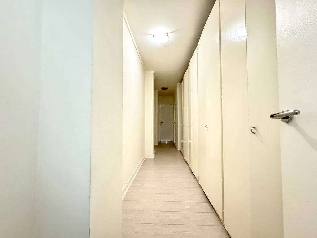 Esik - Luxury 3-Bed Flat with Balcony in Paris