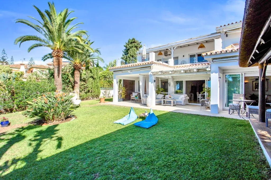 Jardin - Detached Villa with Pool in Marbella's Casco Antiguo