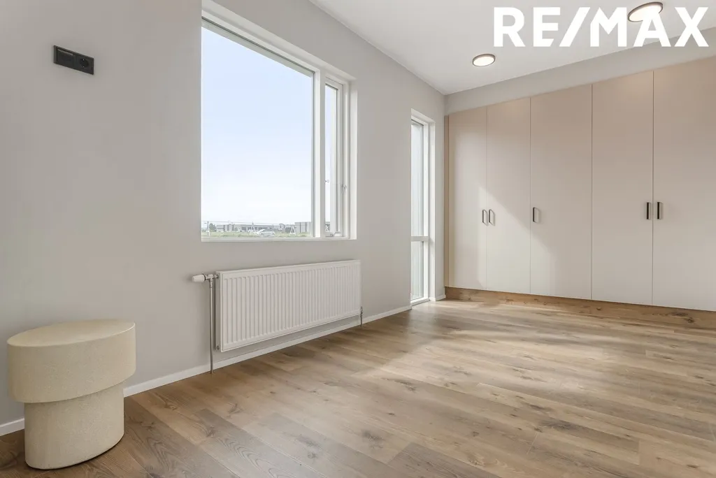 Chambres - 5-Bed Apartment with Balcony in Álftanes