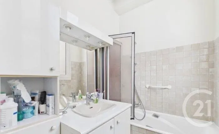 Salles de bain - Appartement Haussmannien avec Balcon à Paris
