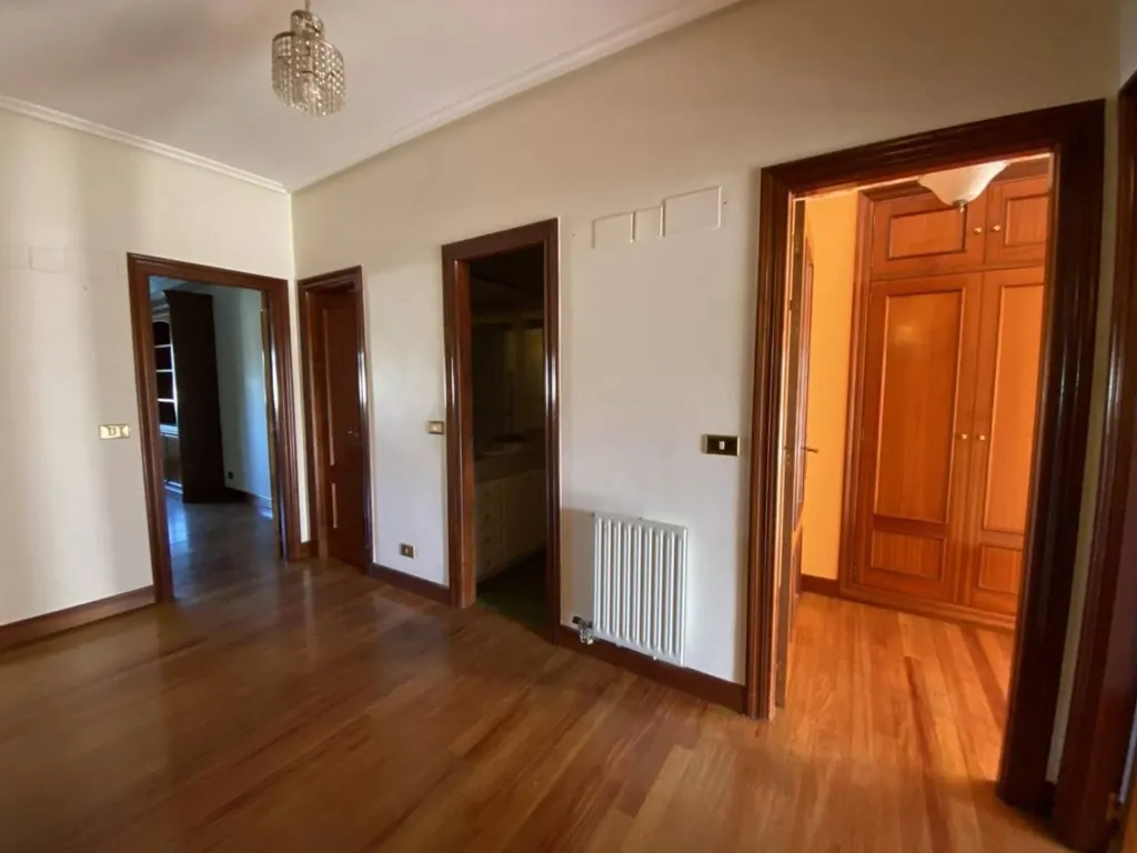 Esik - Semi-detached House with Pool in Loiu