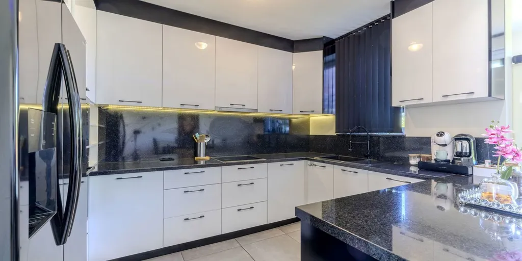 Cuisine - Maison Moderne avec Espace Vert à Balen