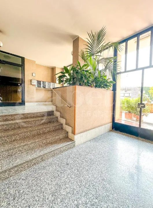 Entrée - Fully Rented Flat with Double Aspect in Milan