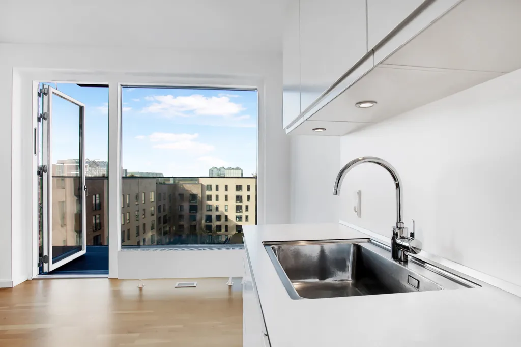 Cuisine - 2-Bedroom Apartment with South-Facing Balcony
