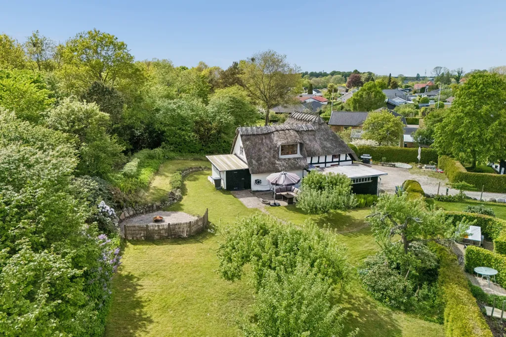 Õhuvaade - Straw-Thatched Cottage with Forest View in Odense