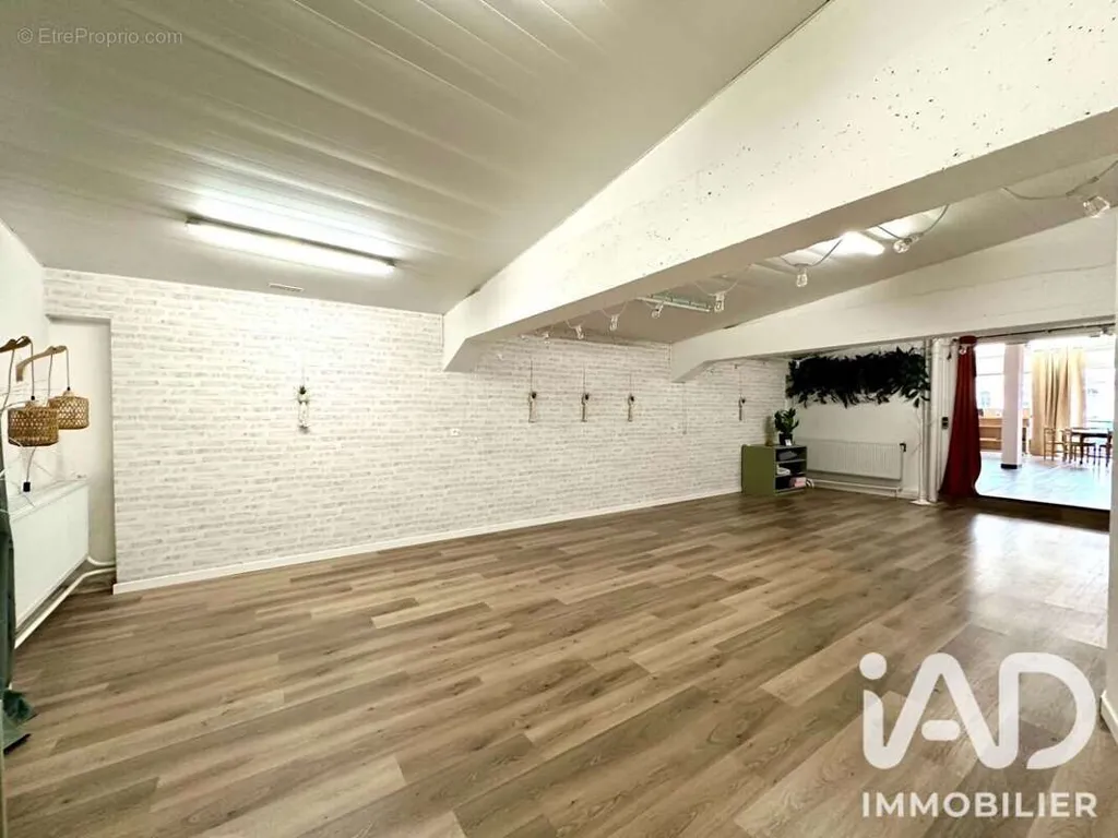 Toad - Commercial Space with Garage in Sedan
