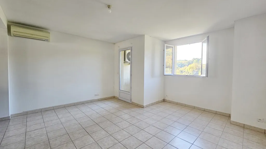 Pièces - Appartement T4 Traversant avec Vue sur les Collines à Montferrat