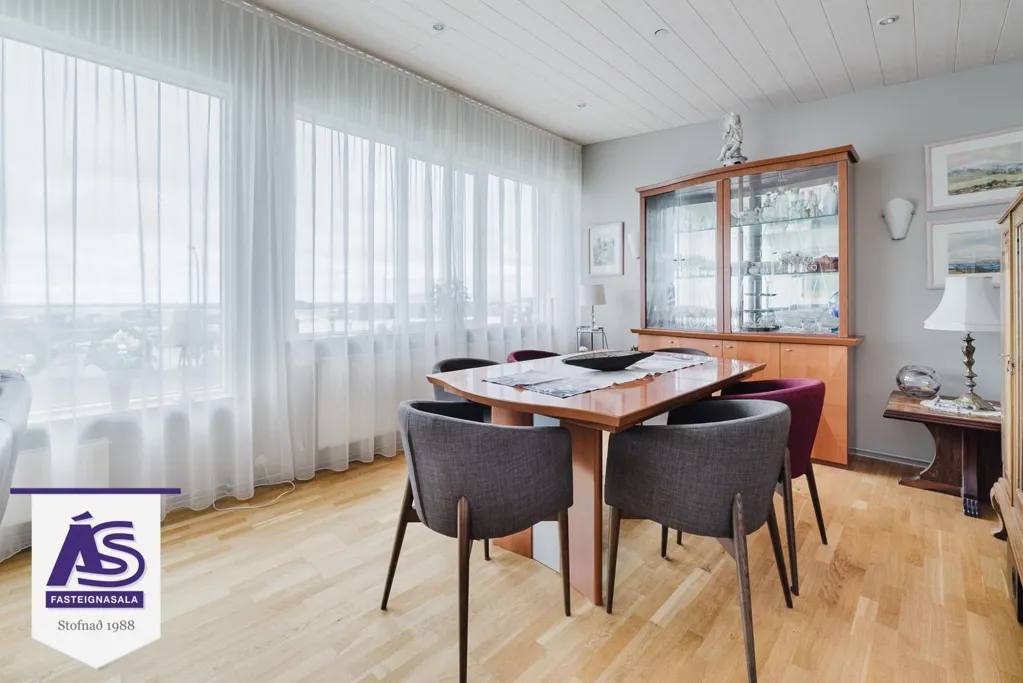 Sala da pranzo - House with Garden and Pool in Hafnarfjörður