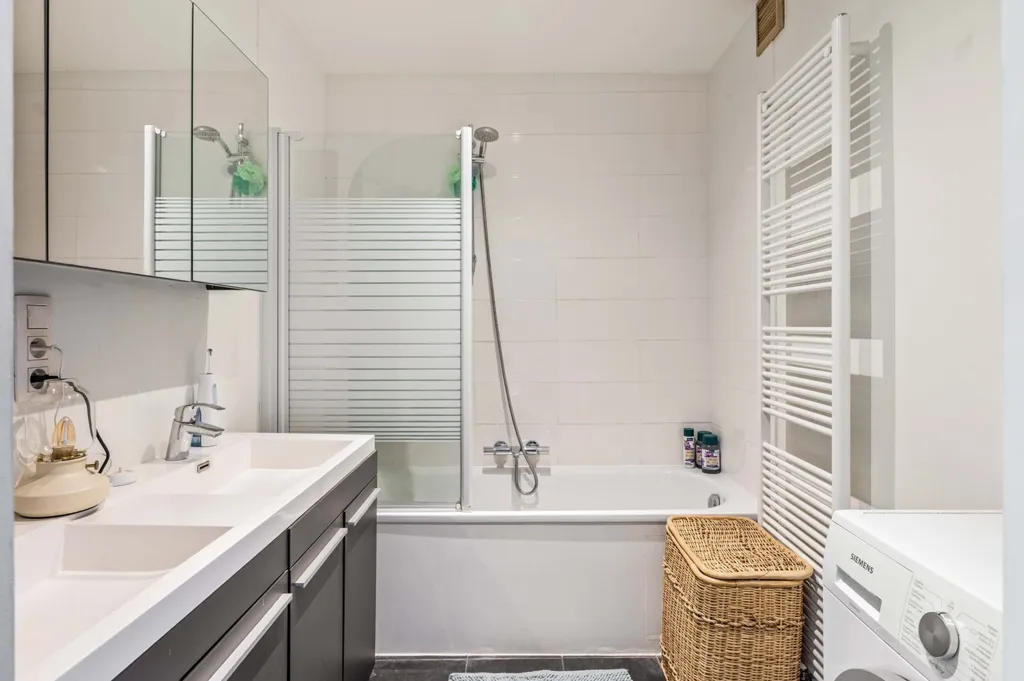 Salles de bain - Appartement Rénové avec Jardin Privatif