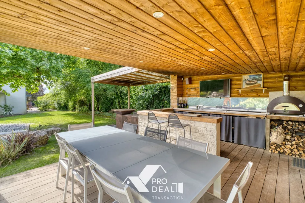 Terrasse - Maison avec Piscine au Calme à Saint-Bernard