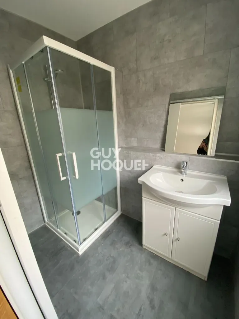 Bathrooms - Studio near Centre Ville in Valence