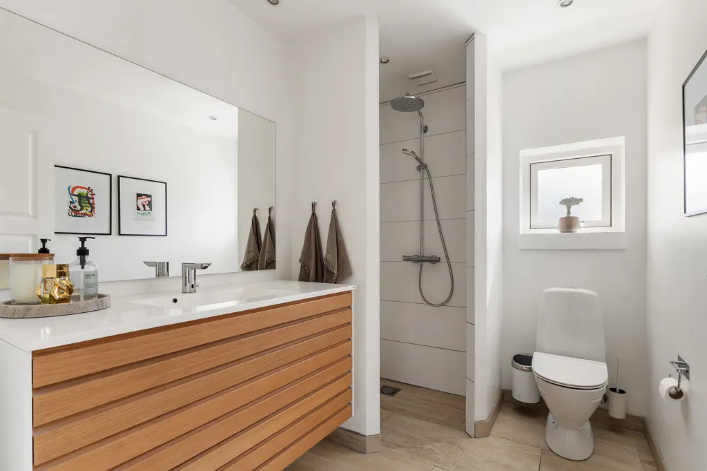 Salles de bain - Modern Villa with South-Facing Terrace in Varde