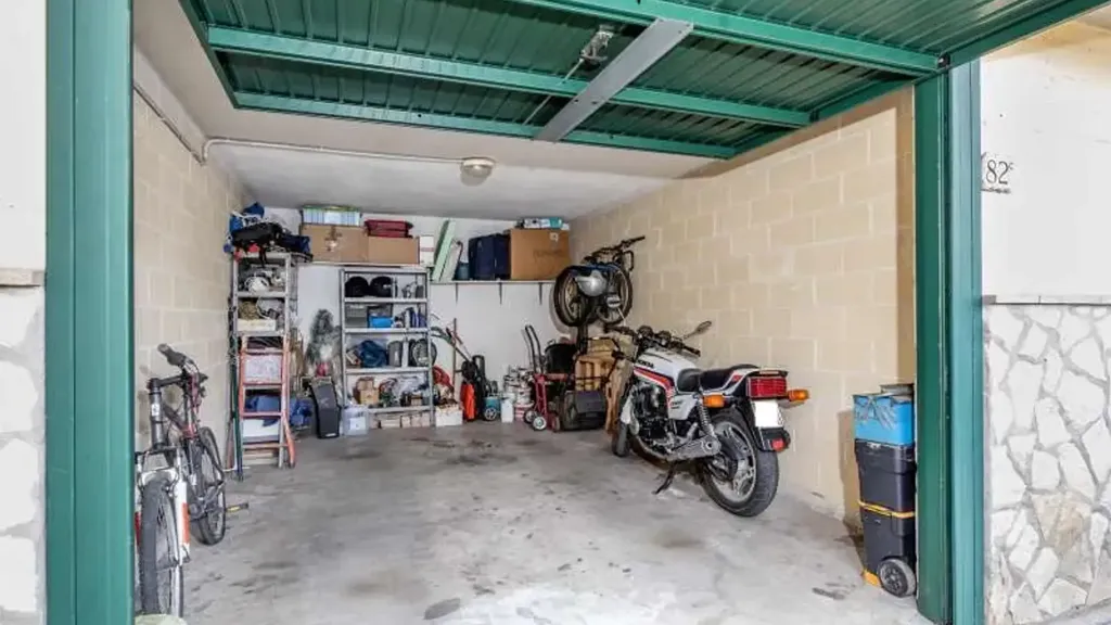 Garage - Villa with Garden in Guidonia Montecelio
