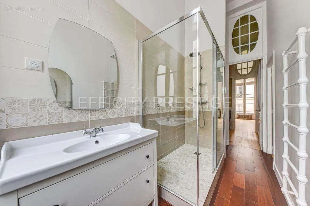 Bagni - 5-Piece Parisian Flat with High Ceilings