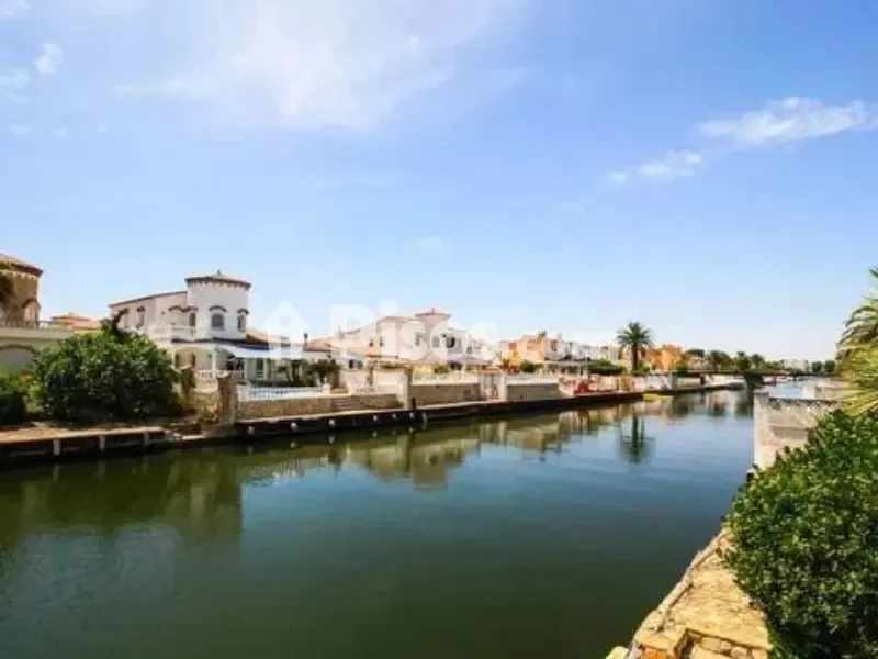 Chalet with Pool and Garden in Empuriabrava