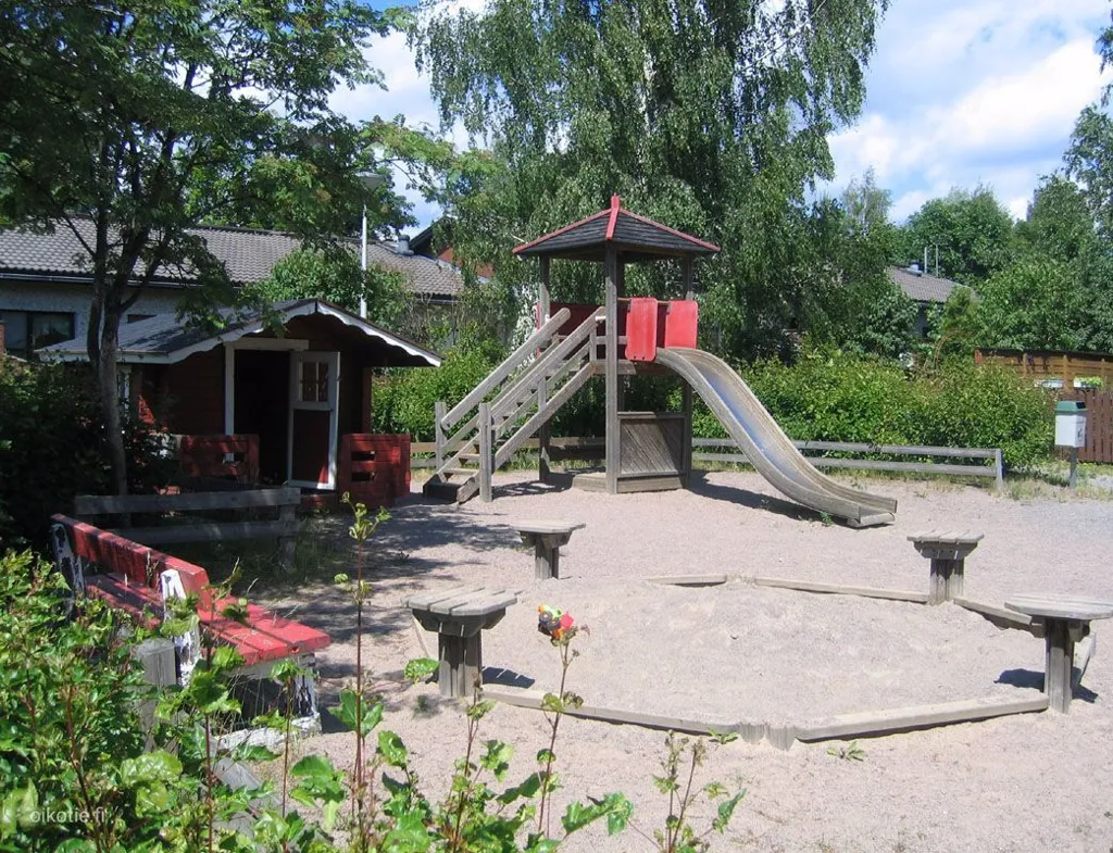 Aed - Modernised Apartment with Private Garden in Vantaa