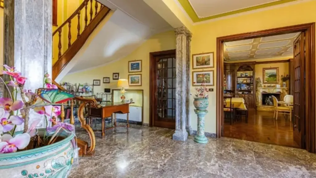 Hallway - Panoramic Villa with Pool in Magione