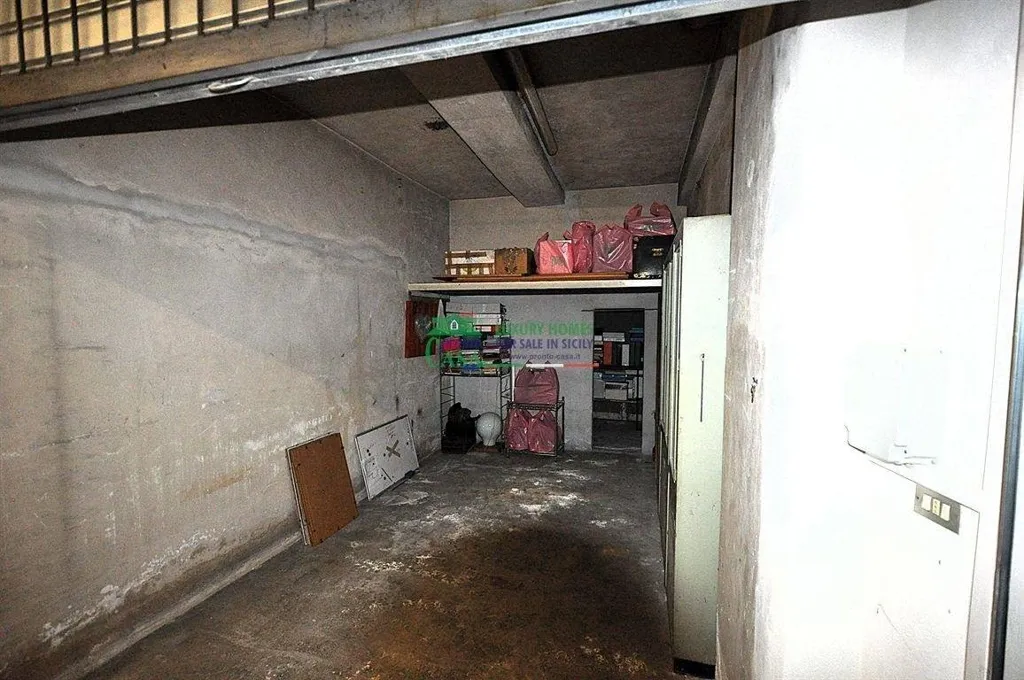 Garaaž - Apartment with Balconies in Via Archimede, Ragusa