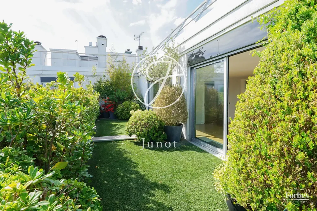 Garden - Penthouse with Eiffel Tower View in Paris 75116