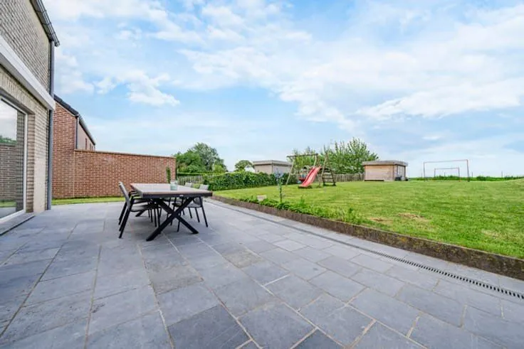 Aed - Contemporary Villa with Garden in Quiet Area