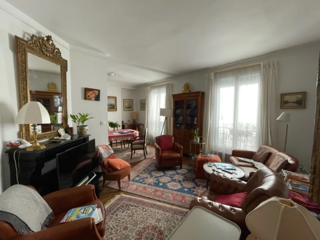 Soggiorno - 3-Bedroom Paris Apartment with Courtyard View