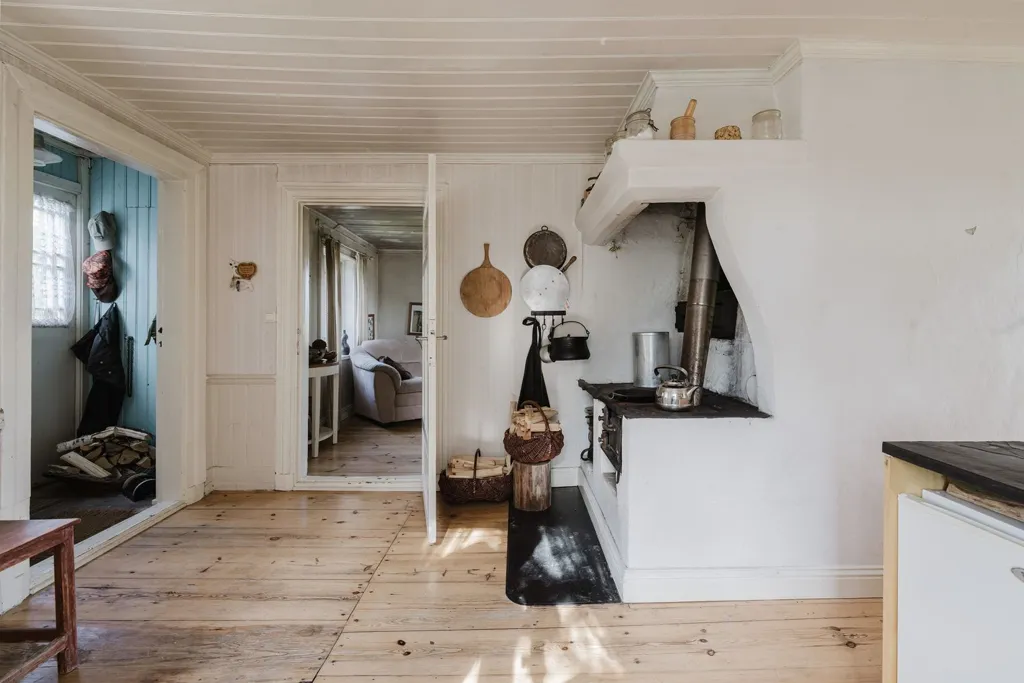 Cuisine - 1800s Farmhouse with Water View in Nora