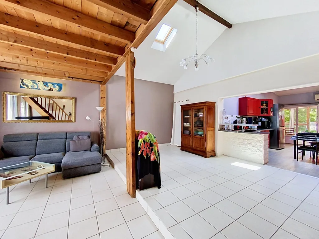 Soggiorno - House with Garden and Tram Access in Cenon