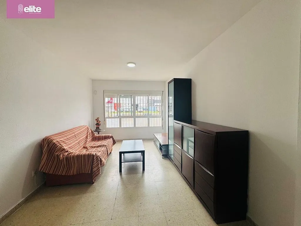 Soggiorno - Four-Bedroom Flat with Lift in West District
