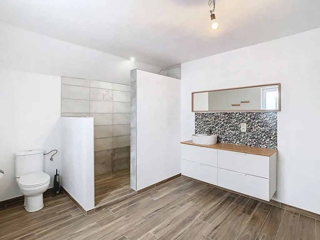 Vannitoad - 3-Bedroom House with Terrace in Anhée