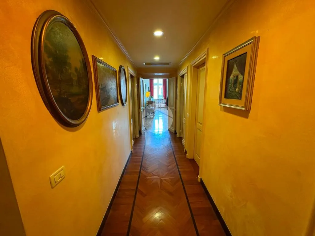 Hallway - Spacious 6-Room Apartment in Genoa