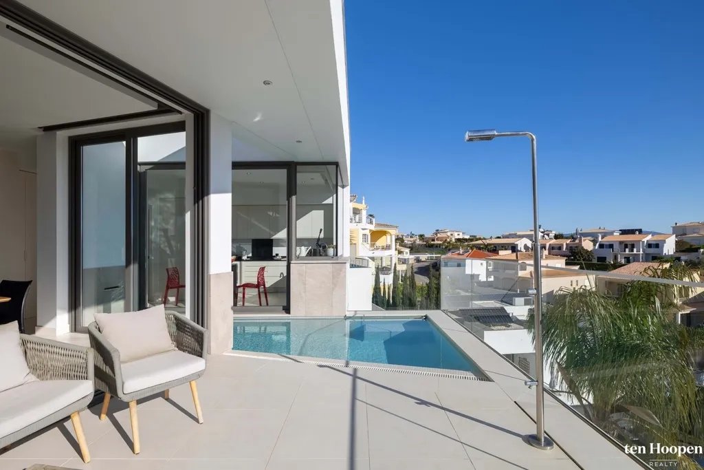 Piscina - Contemporary Villa with Ocean Views in Cerro das Mós
