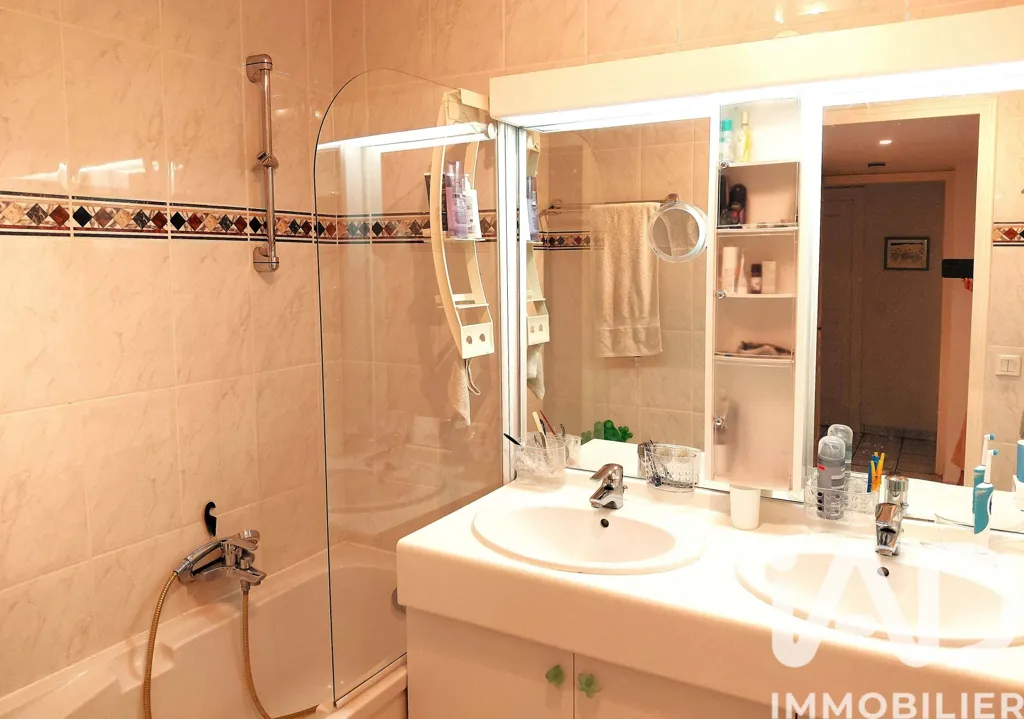 Vannitoad - Bright 3-Bedroom Apartment with Terrace in Saint-Raphaël