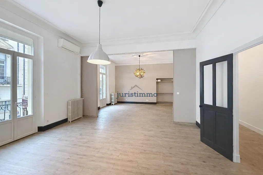 Elutuba - Haussmannian Apartment with Covered Terrace in Orange