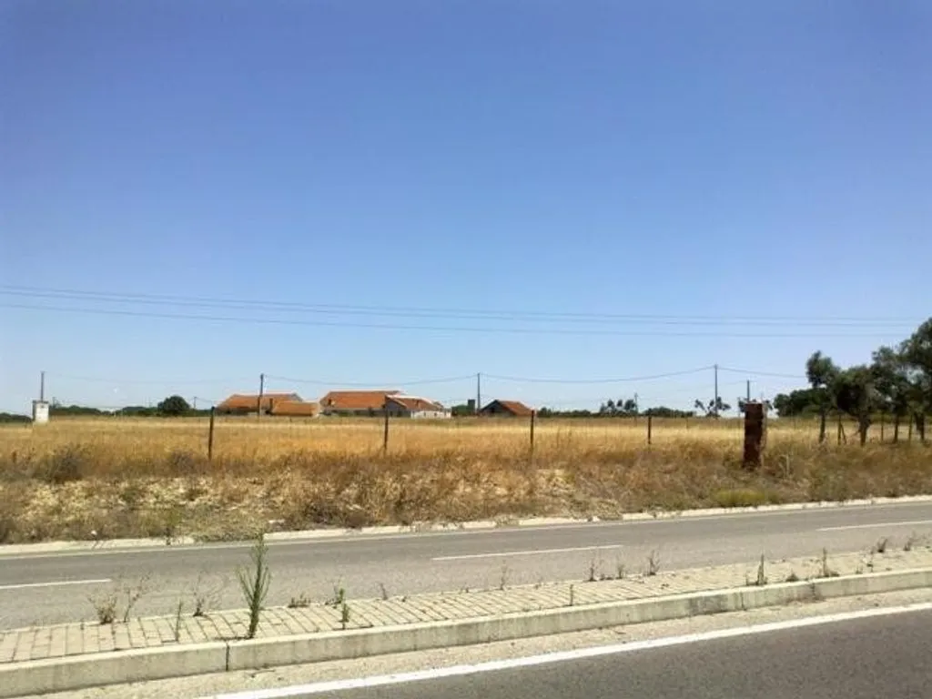 Jardin - Building Land with Old Structures in Montijo