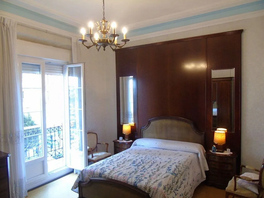 Chambres - Historic Apartment with Balcony in City Centre