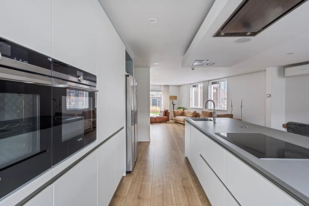 Cuisine - Corner House with Solar Panels in The Hague
