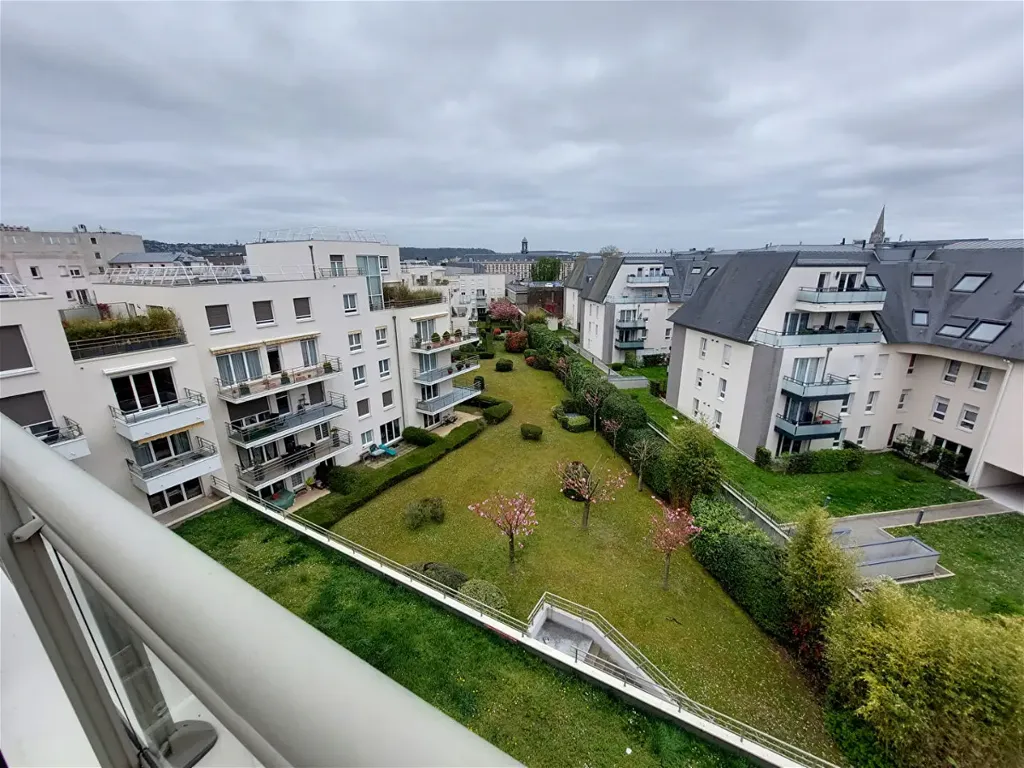 Rõdu - 3-Bed Flat with South-Facing Terrace in Rouen