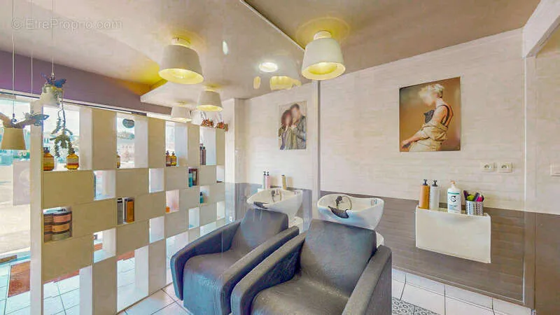 Rooms - Coiffure Salon with Market View in Douarnenez