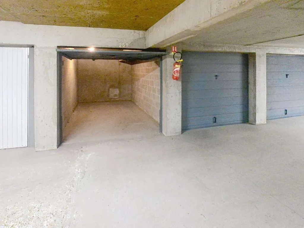 Garage - Appartement avec Balcon et Garage à Angers Gare