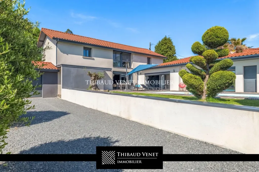 Extérieur - Propriété Contemporaine avec Piscine à 10 min de Vienne