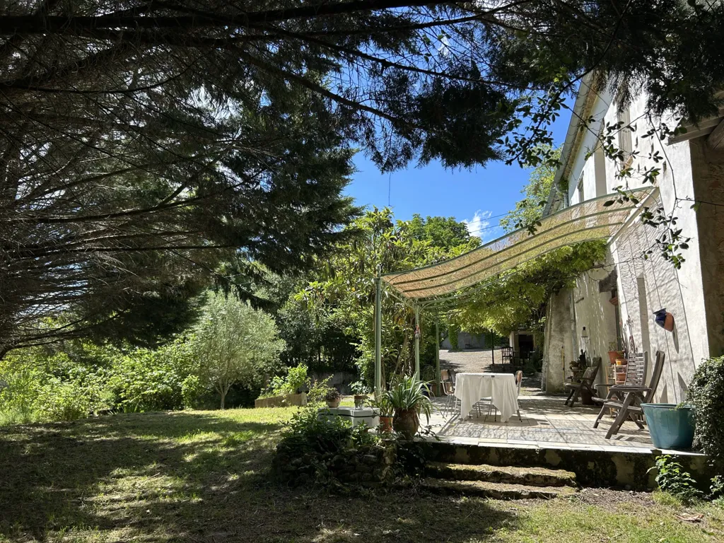 Terrasse - Domaine de Charme avec Piscine dans un Cadre Naturel